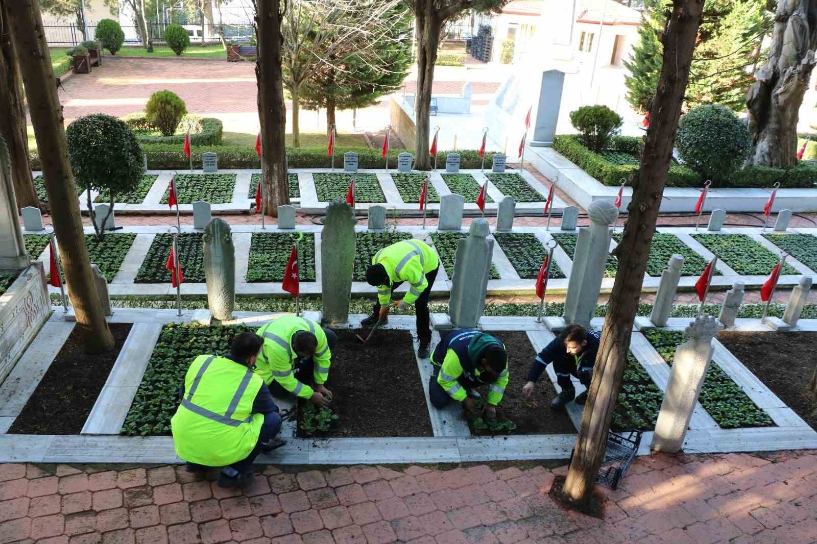 Şehit mezarları çiçeklerle donatıldı
