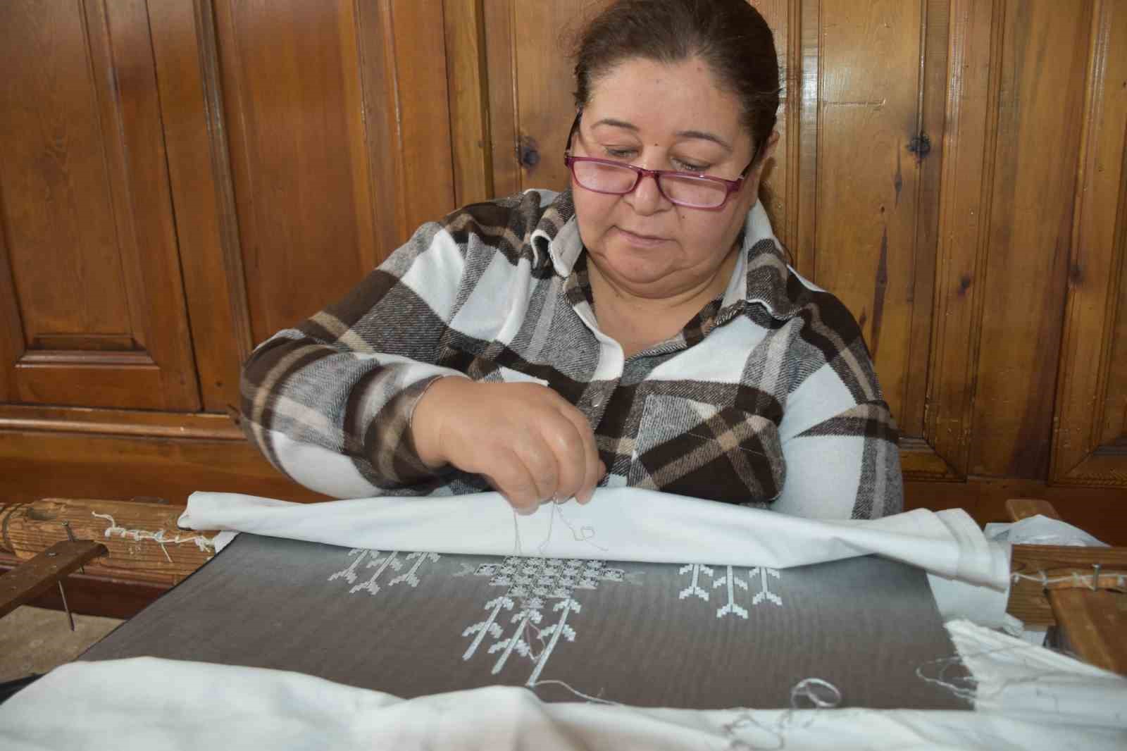 Antep işi nakış sanatı hem meslek sahibi yapıyor hem de para kazandırıyor
