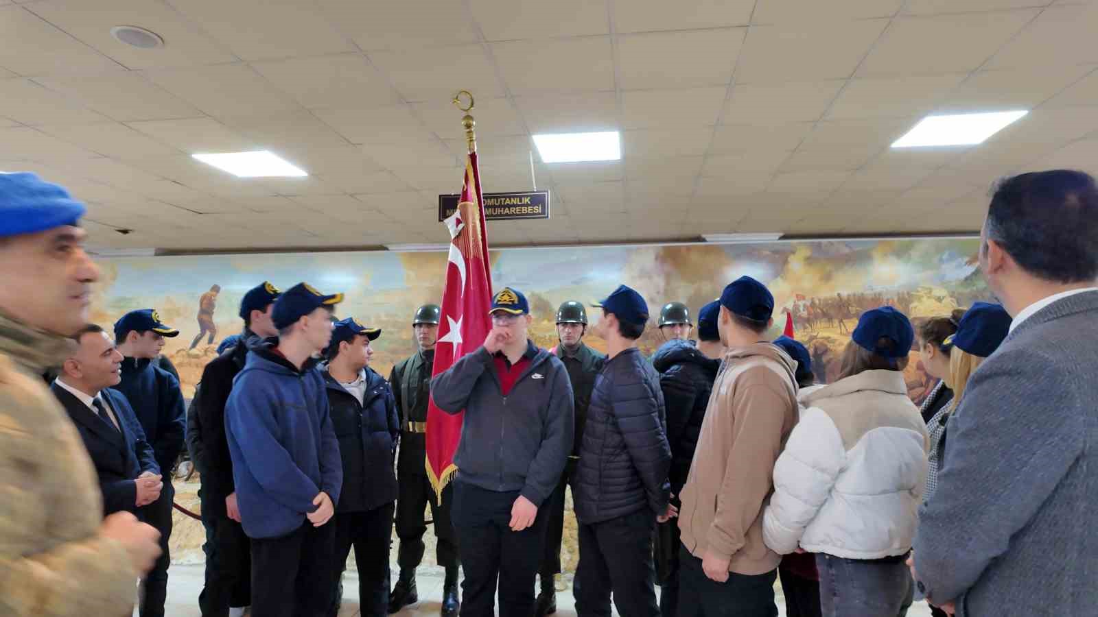 Manisalı öğrencilerden tarihi Alay sancağına ziyaret
