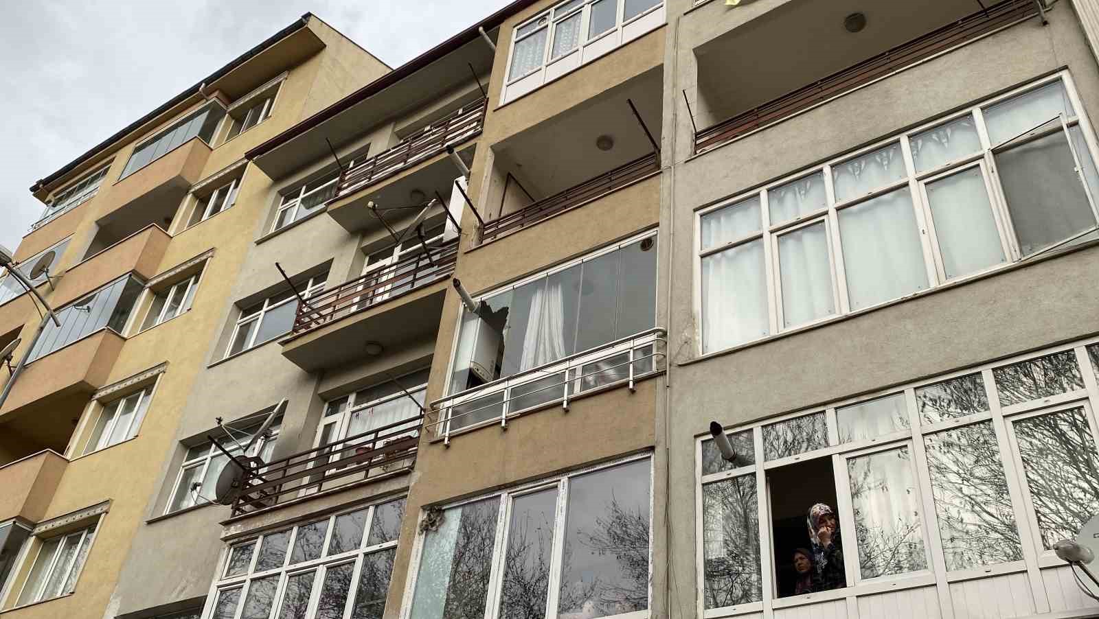 Apartmandan gelen silah sesi ve kırılan cam ekipleri harekete geçirdi
