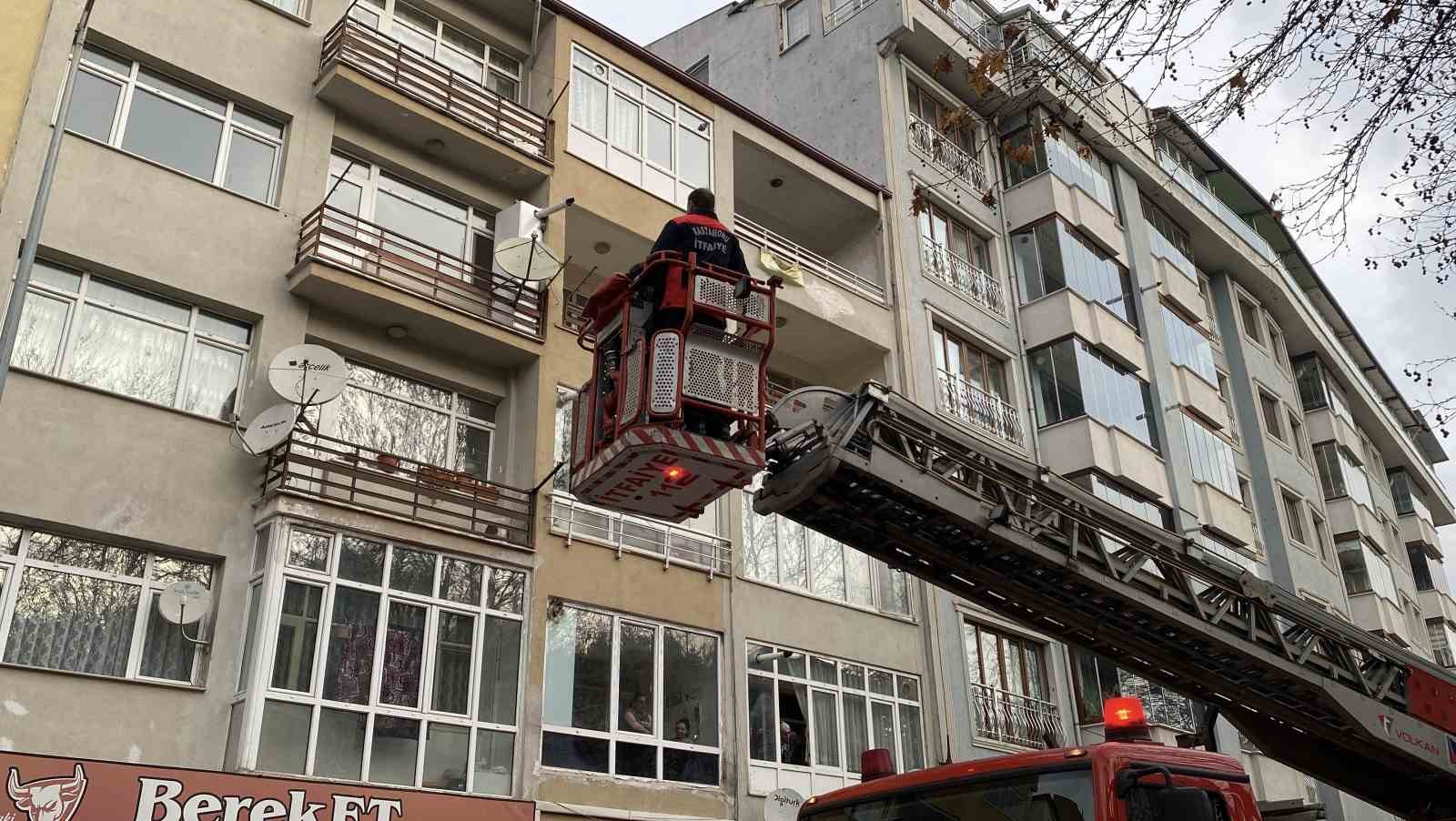 Apartmandan gelen silah sesi ve kırılan cam ekipleri harekete geçirdi
