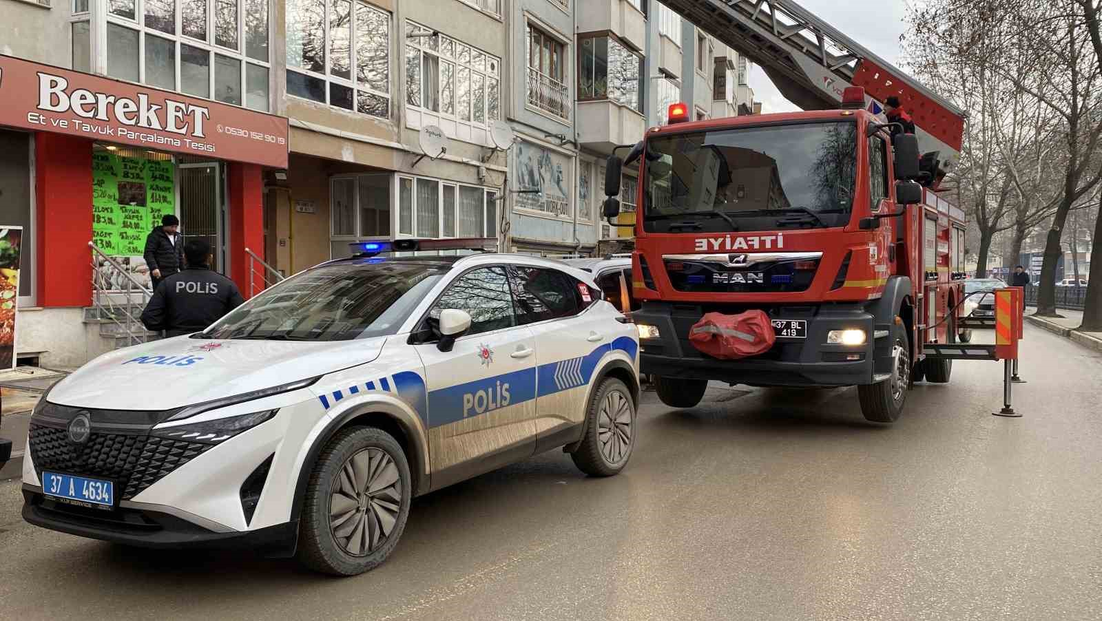 Apartmandan gelen silah sesi ve kırılan cam ekipleri harekete geçirdi
