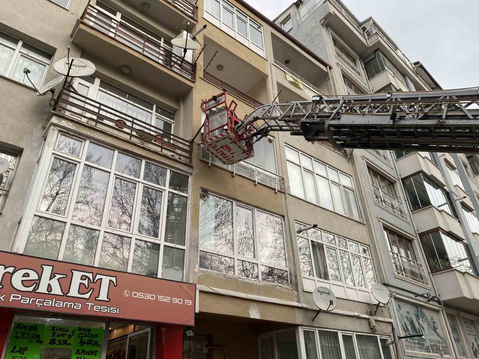 Apartmandan gelen silah sesi ve kırılan cam ekipleri harekete geçirdi
