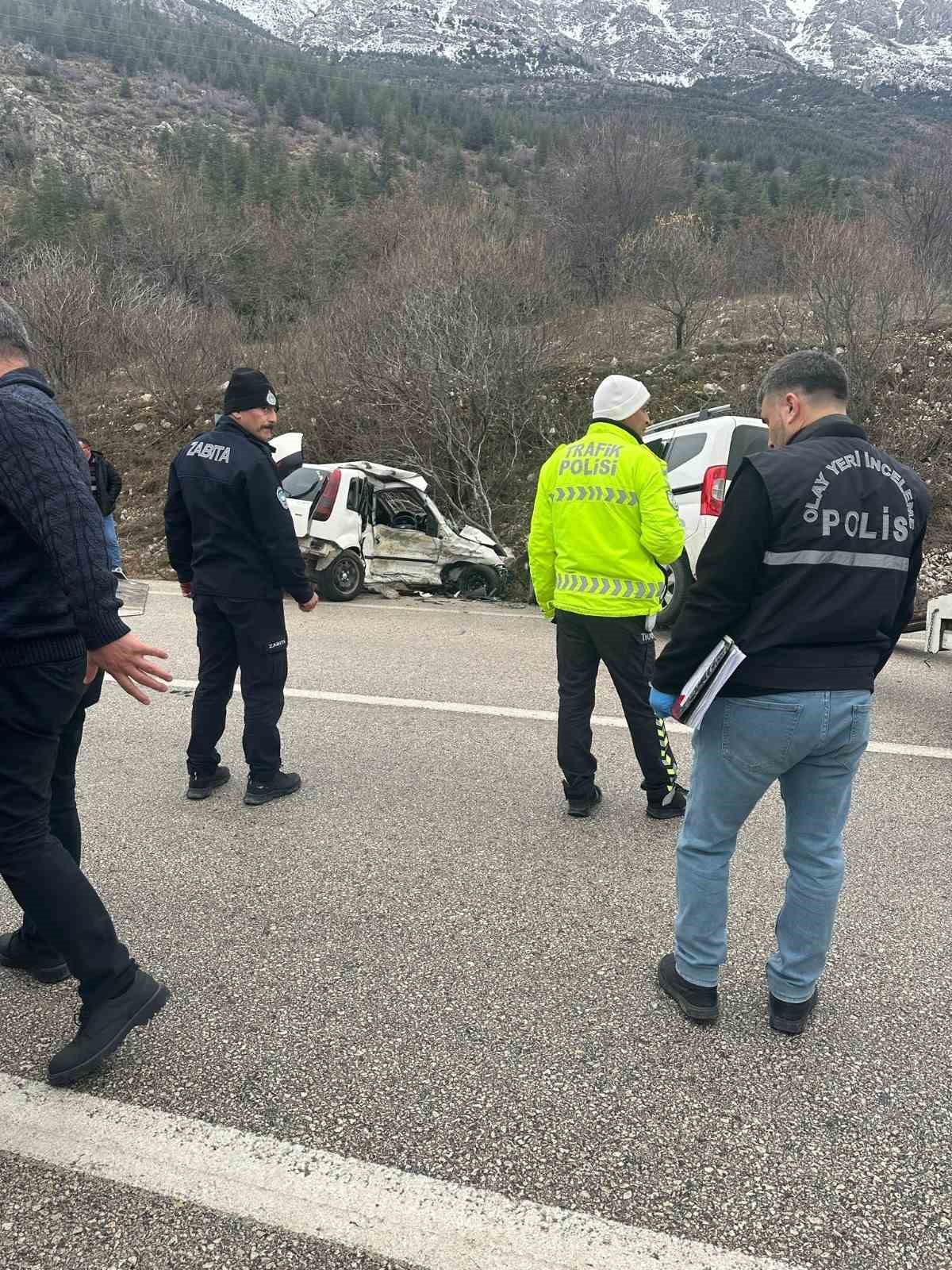 Isparta’da hafif ticari araçla çarpışan otomobilin sürücüsü hayatını kaybetti
