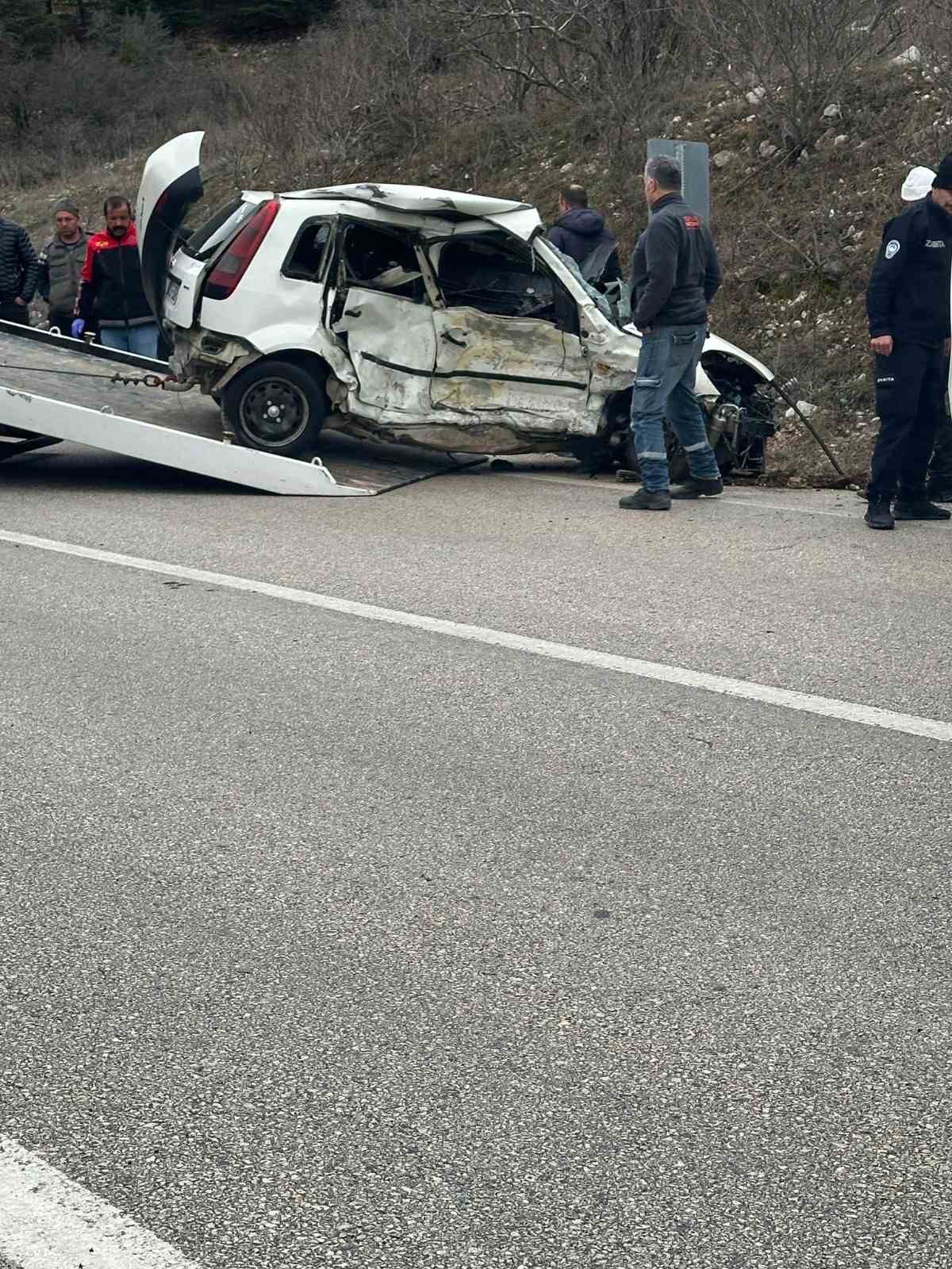 Isparta’da hafif ticari araçla çarpışan otomobilin sürücüsü hayatını kaybetti
