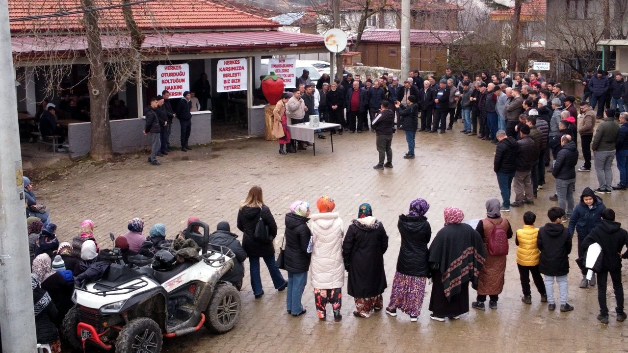 Dolu olmayan barajın suyunu paylaşmak istemeyen mahalleli DSİ’yi protesto etti
