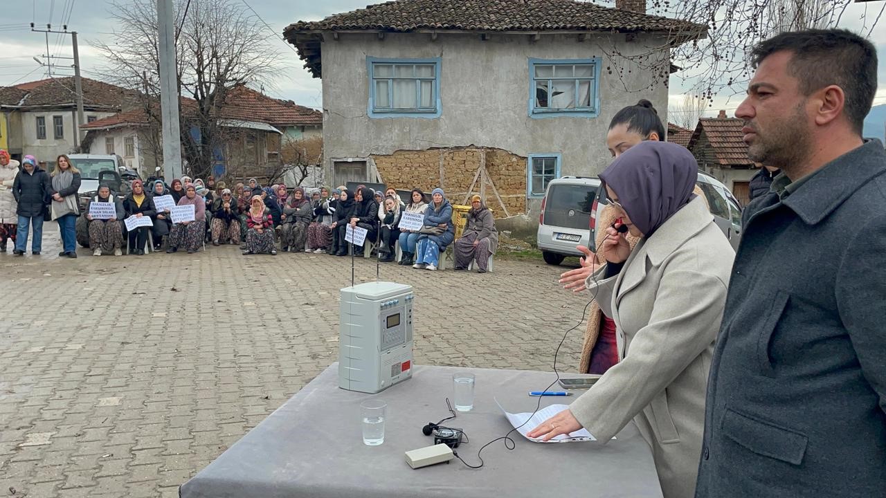 Dolu olmayan barajın suyunu paylaşmak istemeyen mahalleli DSİ’yi protesto etti
