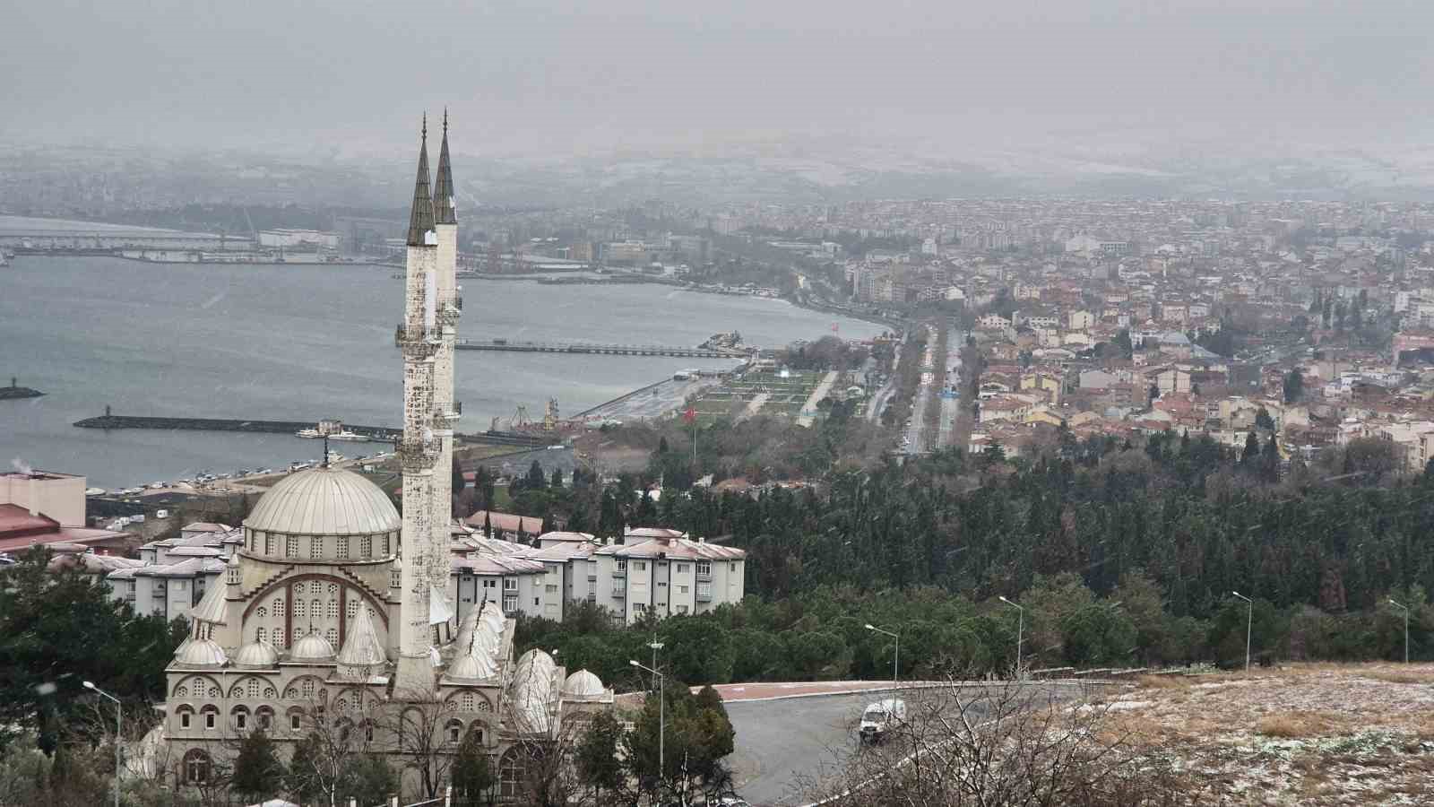 Tekirdağ’da kar yağışı, 2 farklı atmosfer yaşandı
