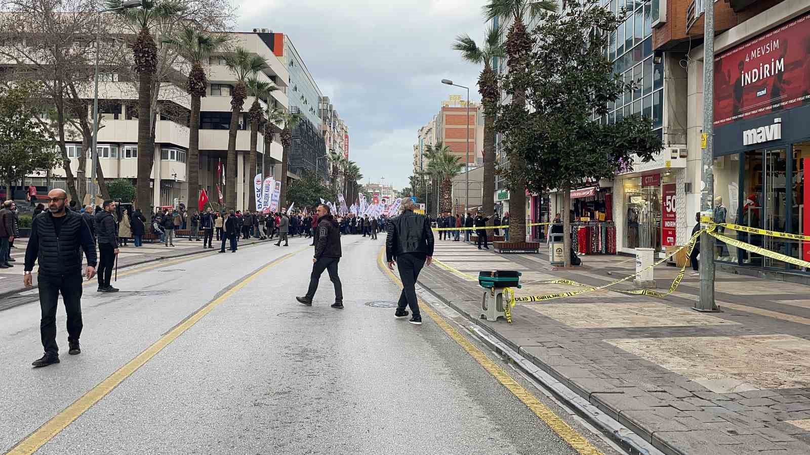 Eylem güzergahına bırakılan sırt çantası fünyeyle patlatıldı
