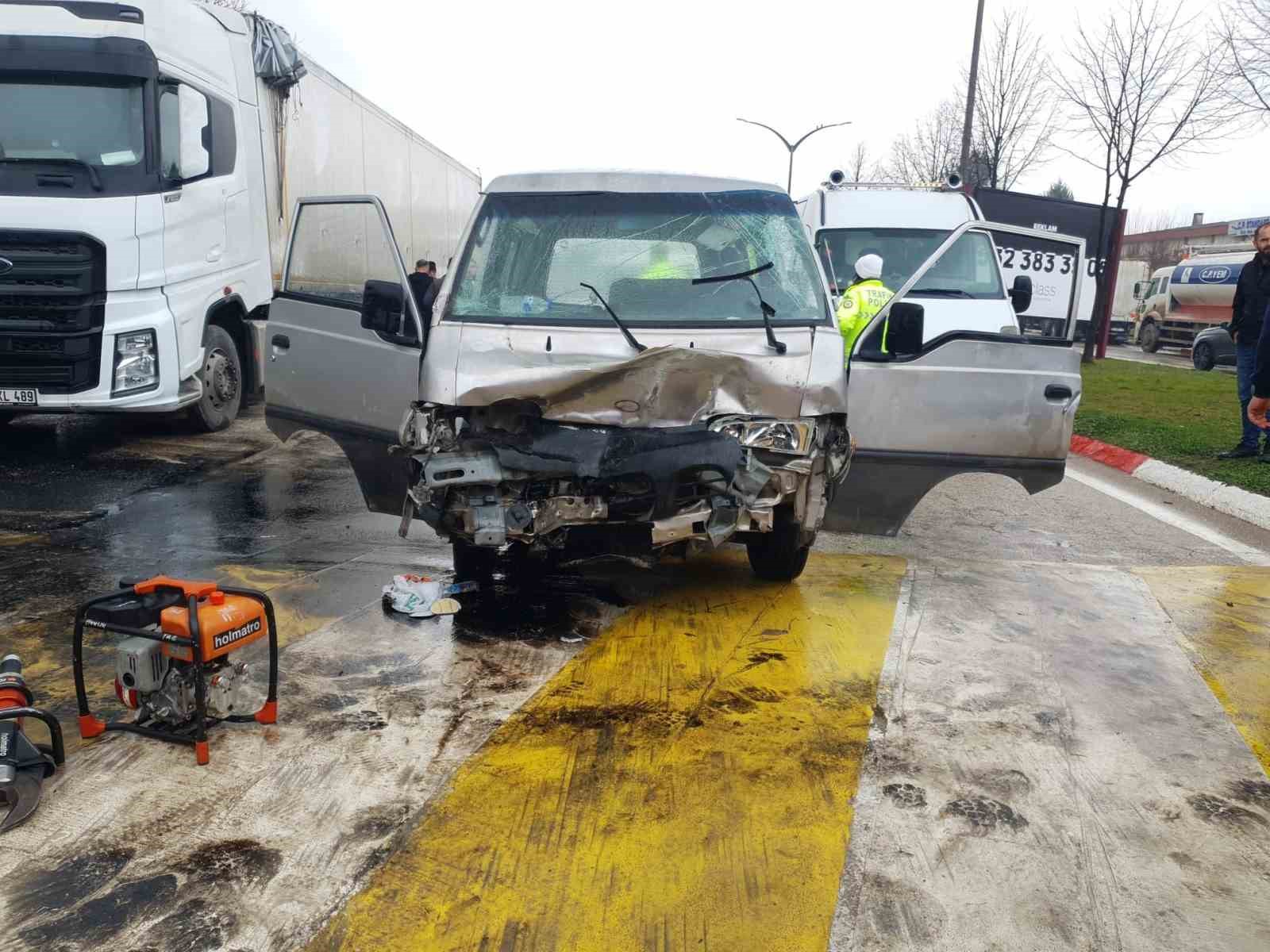 Park halindeki tıra çarpan minibüsteki 3 kişi yaralandı
