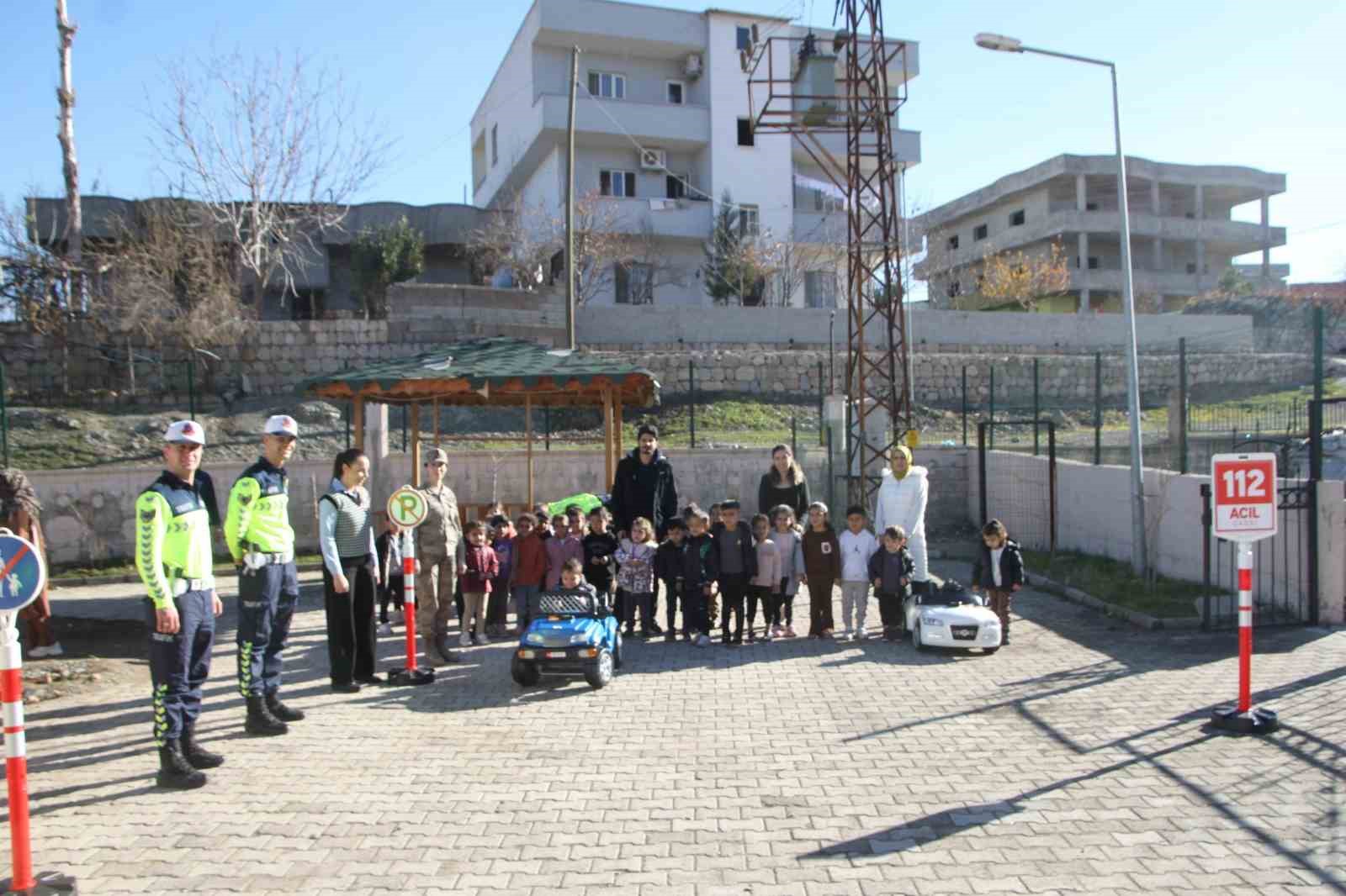 Jandarma ekipleri ’Trafik dedektifleri’ projesinde öğrencilerle bir araya geldi
