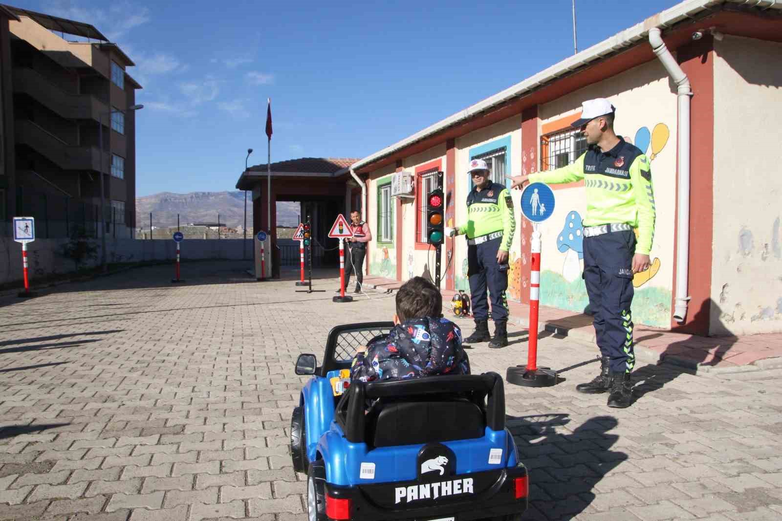 Jandarma ekipleri ’Trafik dedektifleri’ projesinde öğrencilerle bir araya geldi
