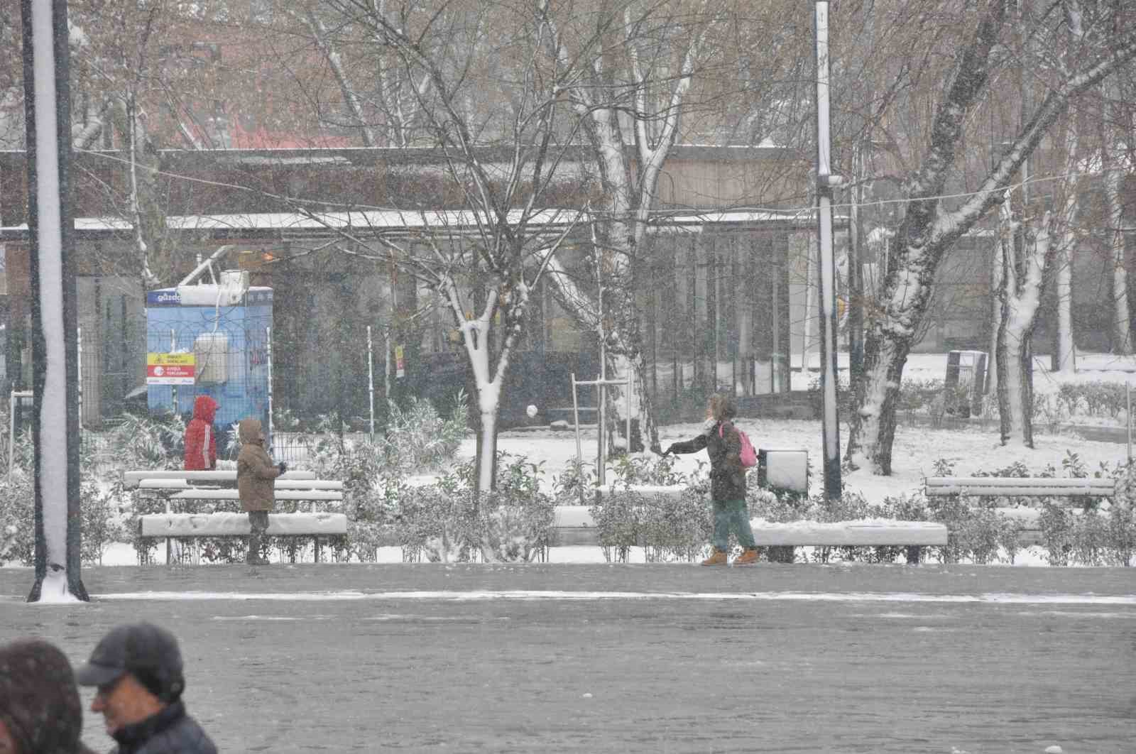 Çocuklar, şehri beyaz bürüyen kar yağışının tadını çıkardı
