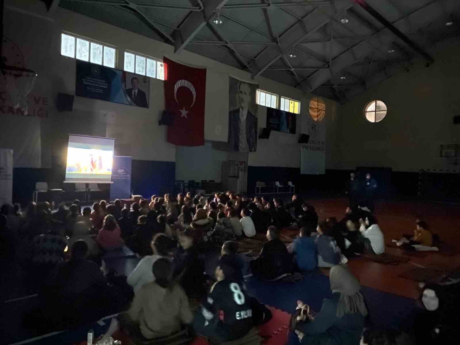 Gençler film gecesinde buluştu
