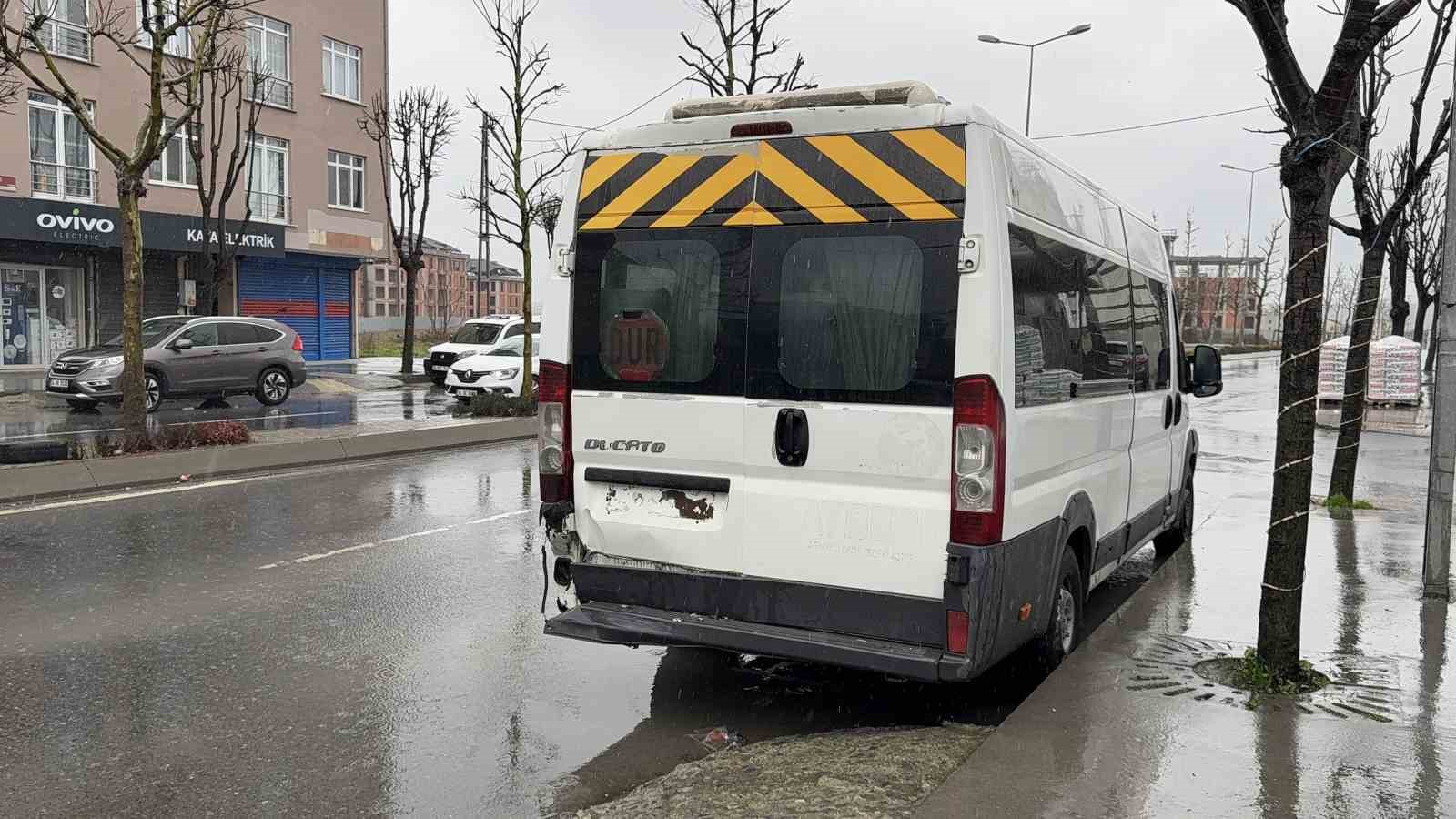 Arnavutköy’de park halindeki minibüse çarpan sürücü yer değiştirip kaçtı
