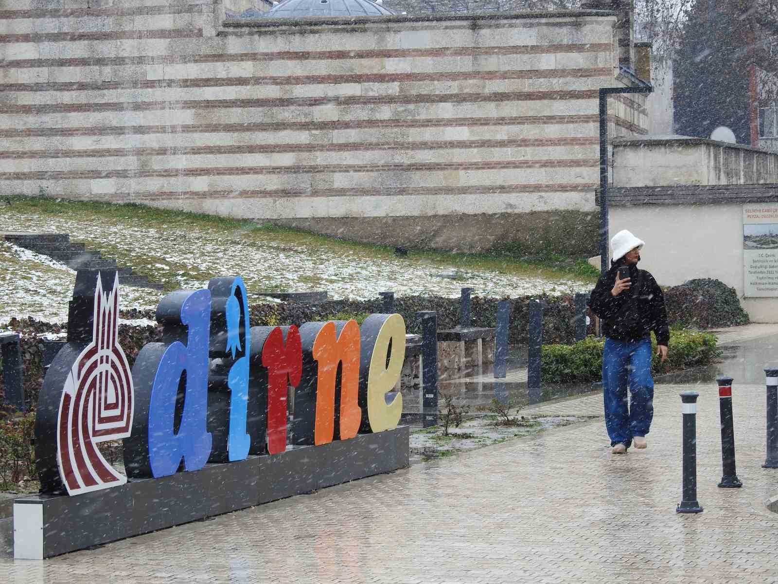 Edirne’de kar yağışı etkisini sürdürüyor
