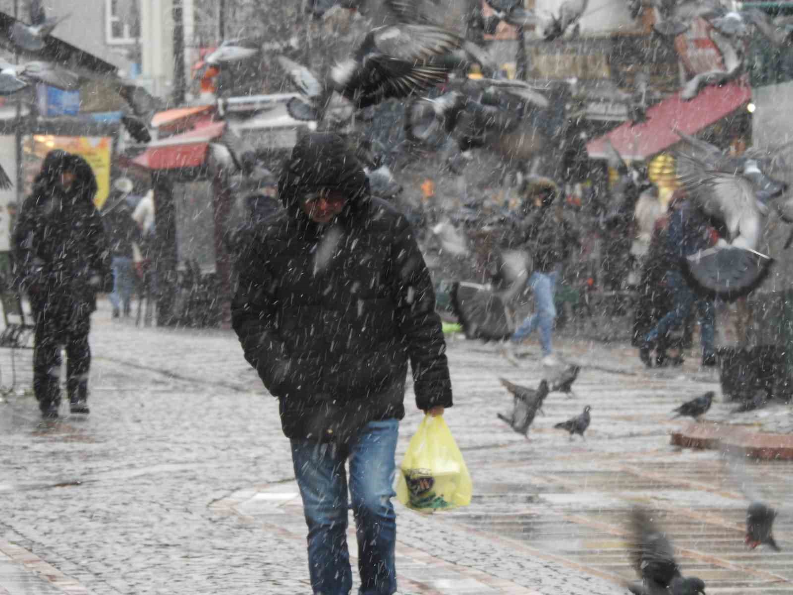 Edirne’de kar yağışı etkisini sürdürüyor
