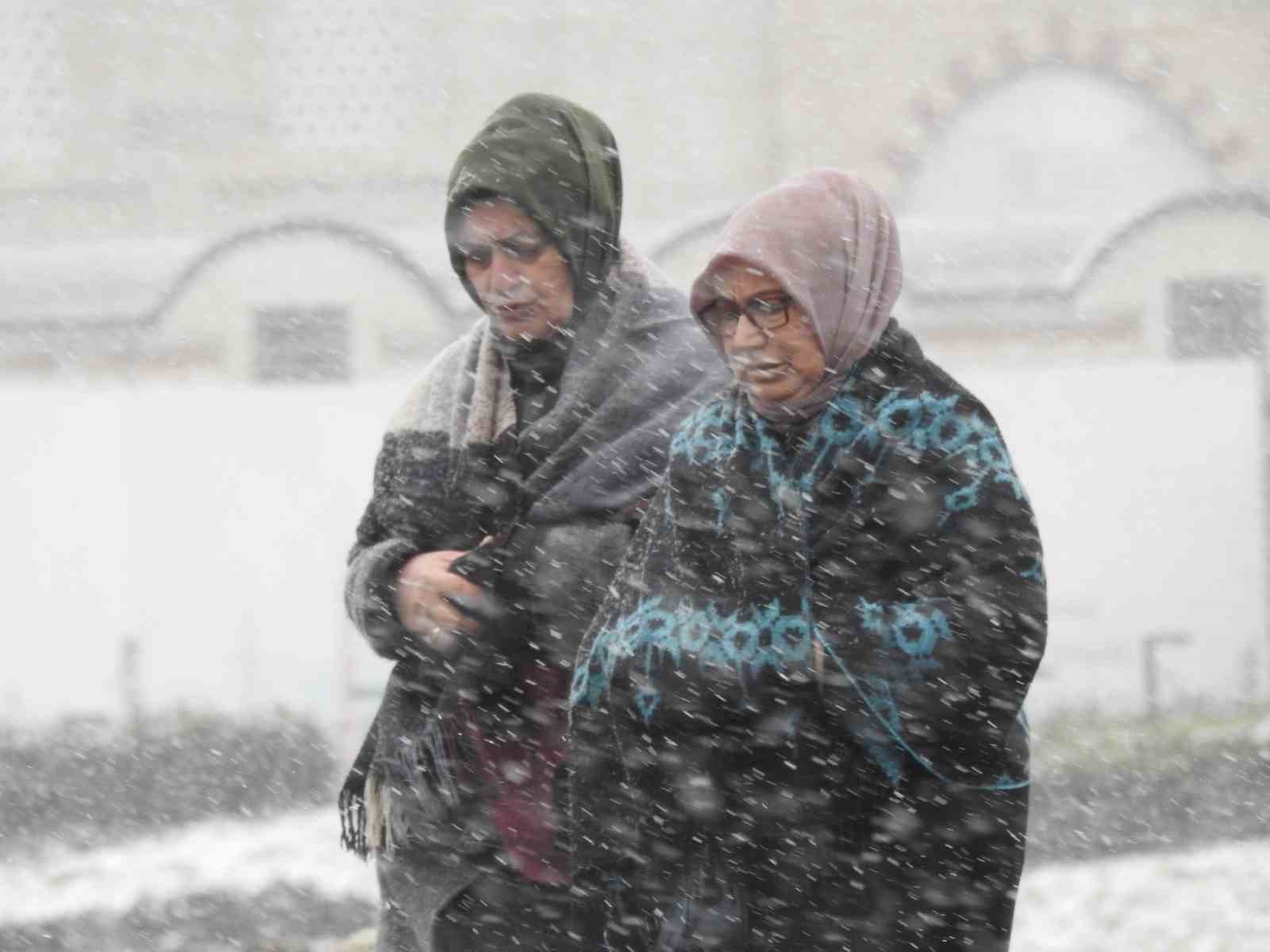 Edirne’de kar yağışı etkisini sürdürüyor
