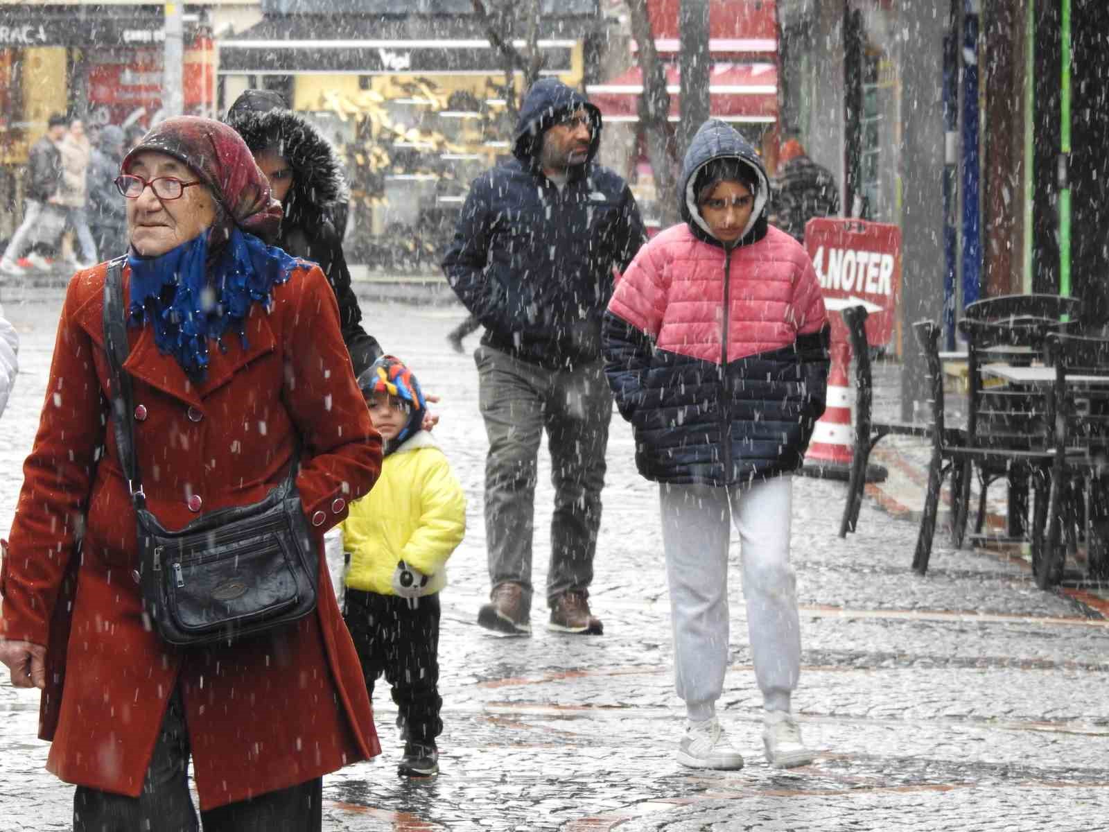 Edirne’de kar yağışı etkisini sürdürüyor
