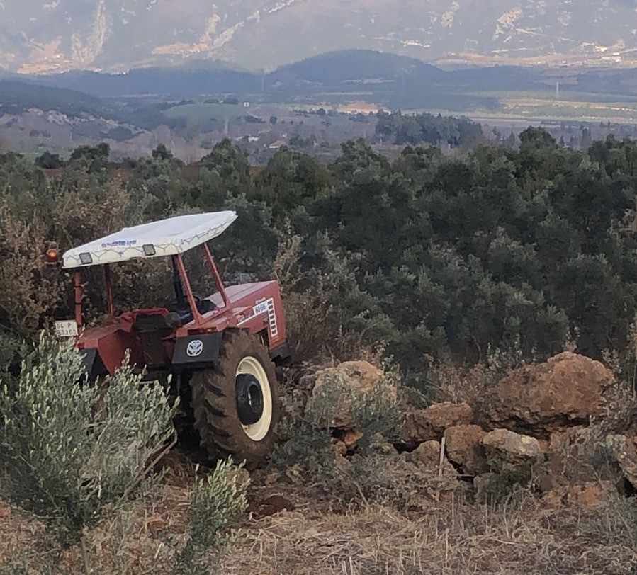 Tarlasında taş temizlerken traktörden düşen çiftçi, traktörün üzerinden geçmesi sonucu yaralandı
