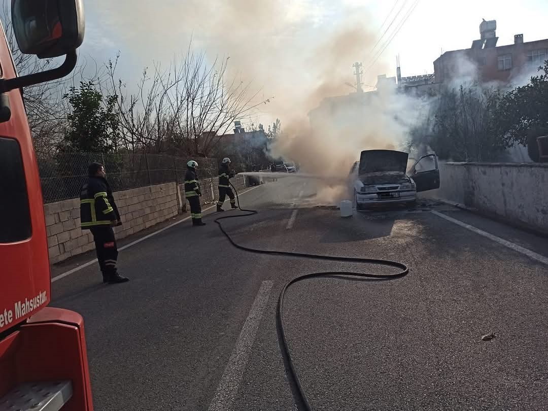 Hatay’da seyir halindeki otomobil yandı
