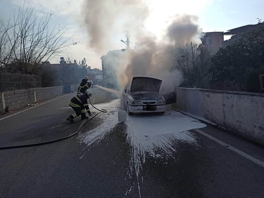 Hatay’da seyir halindeki otomobil yandı
