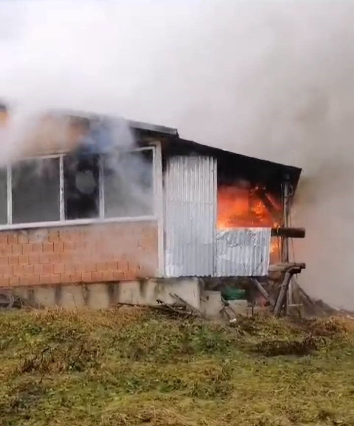 Alevlere teslim olan prefabrik ev kullanılamaz hale geldi
