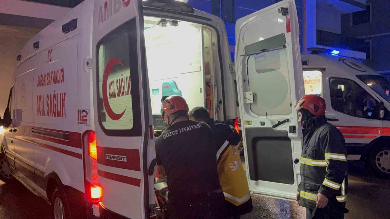 Düzce’de inşaat halindeki binada asansör düştü: 3 yaralı
