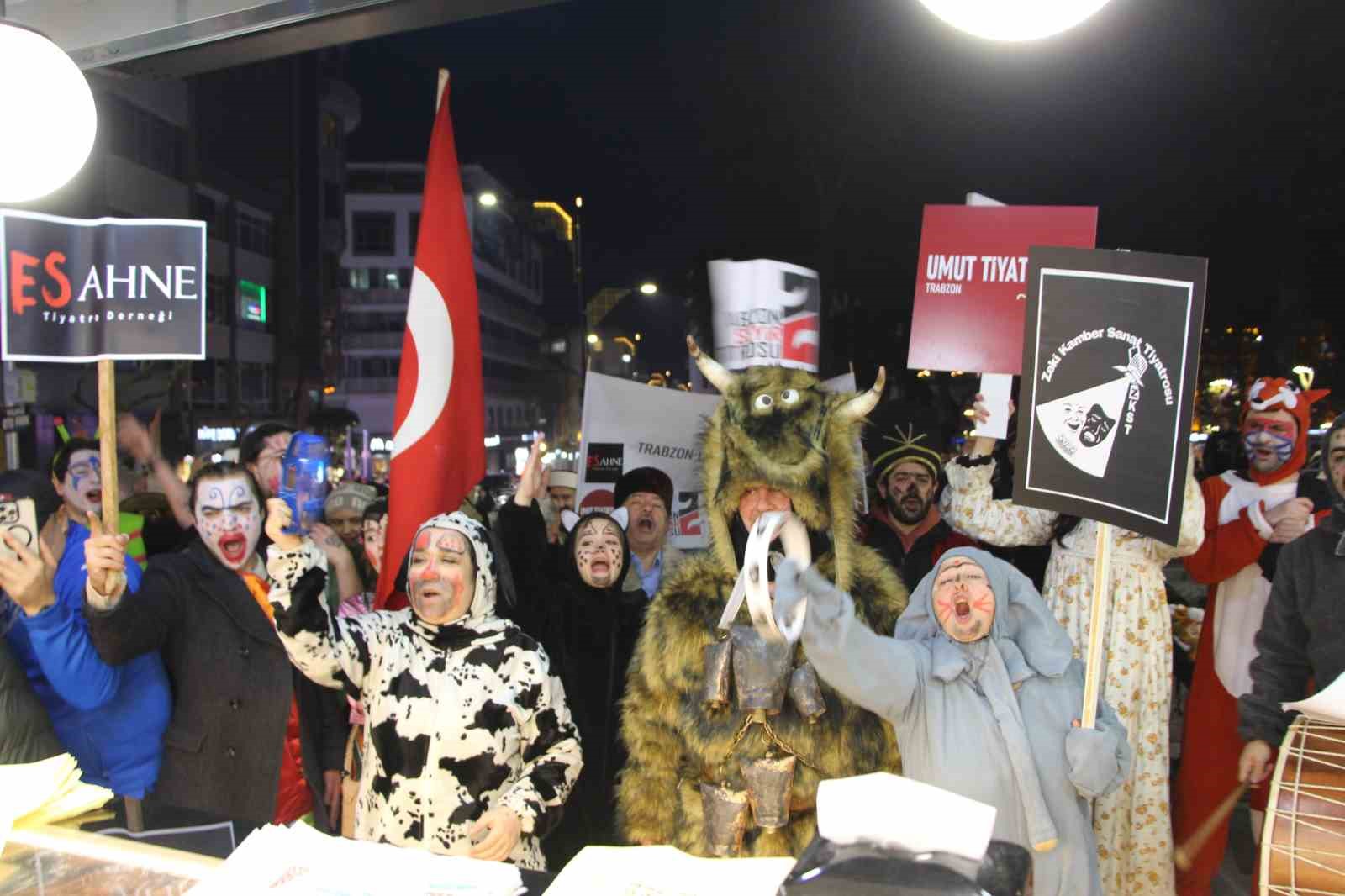 Kostümleri giyindiler, Kalandar’ı kutladılar
