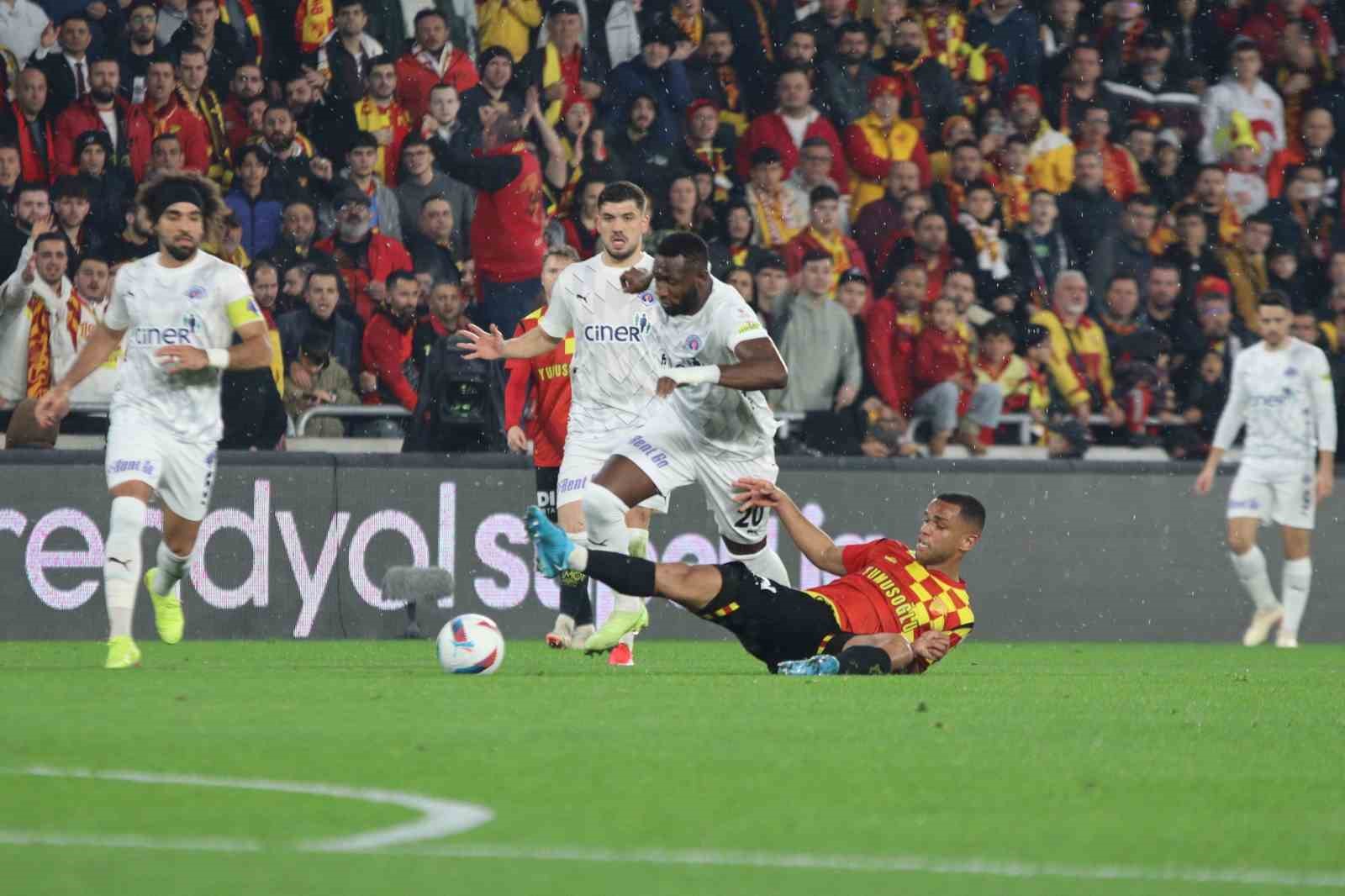 Trendyol Süper Lig: Göztepe: 1 - Kasımpaşa: 0 (İlk yarı)
