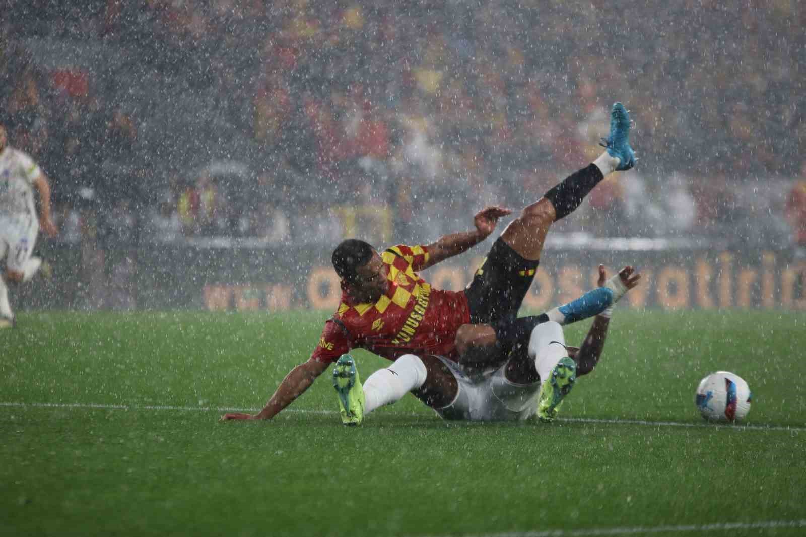 Trendyol Süper Lig: Göztepe: 1 - Kasımpaşa: 0 (İlk yarı)
