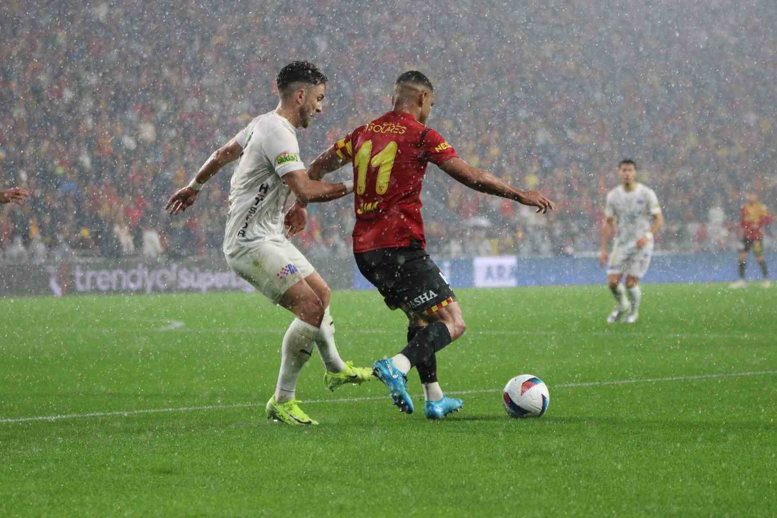 Trendyol Süper Lig: Göztepe: 1 - Kasımpaşa: 0 (İlk yarı)
