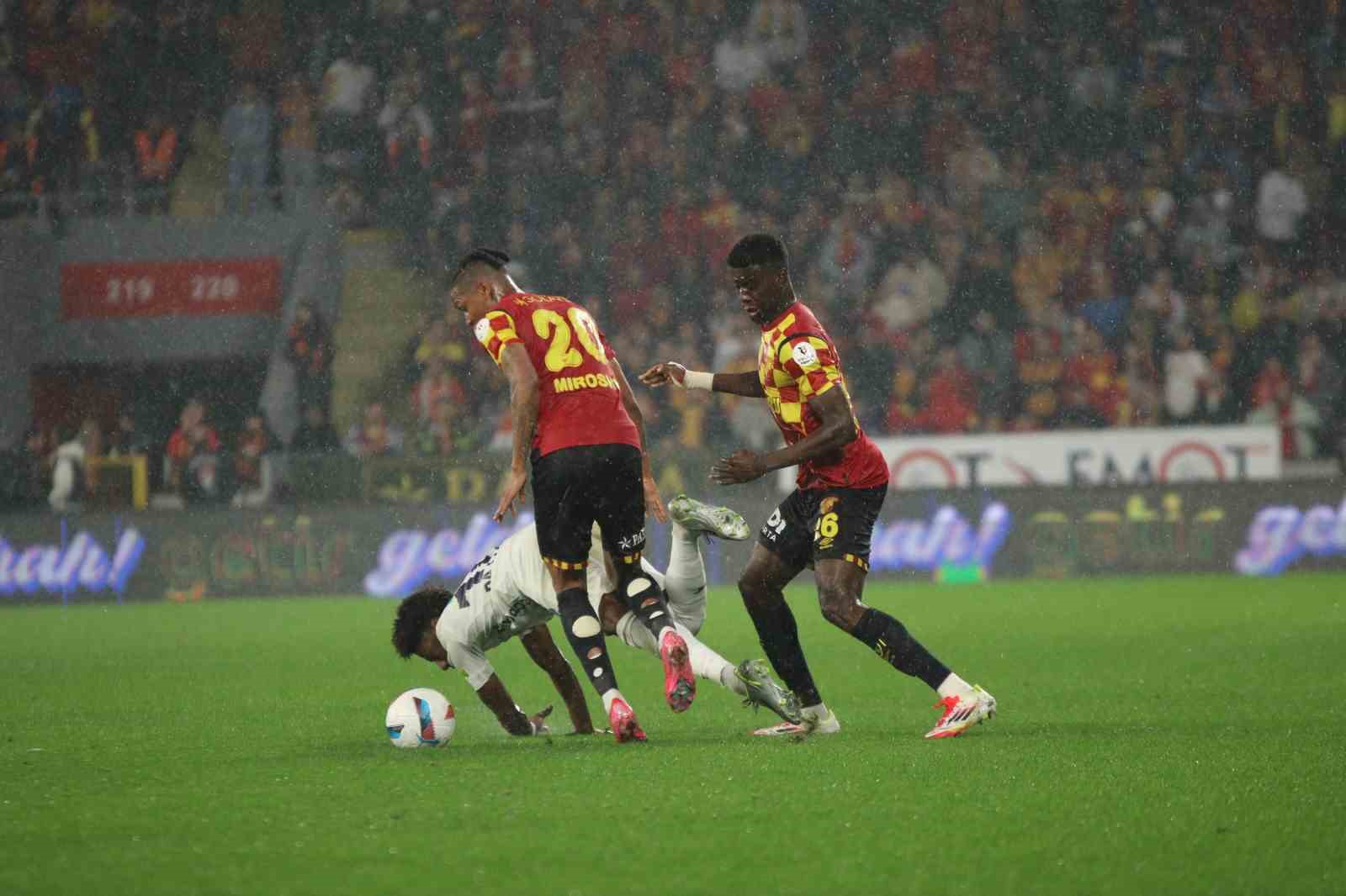 Trendyol Süper Lig: Göztepe: 1 - Kasımpaşa: 0 (İlk yarı)
