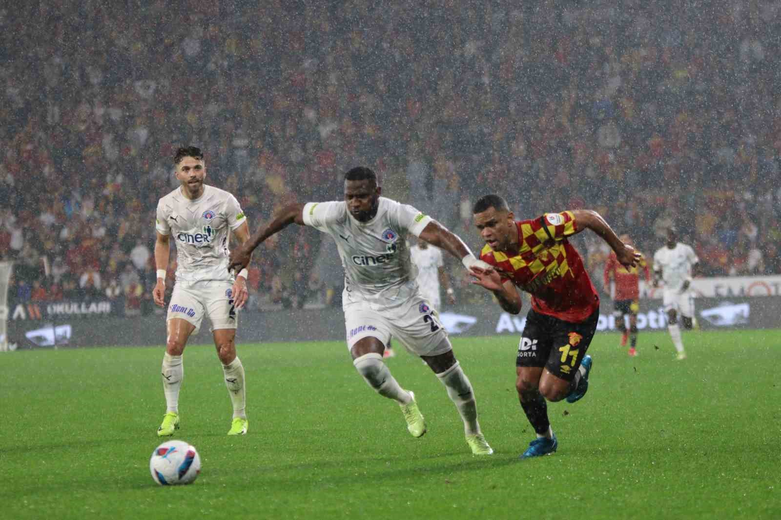 Trendyol Süper Lig: Göztepe: 1 - Kasımpaşa: 0 (İlk yarı)
