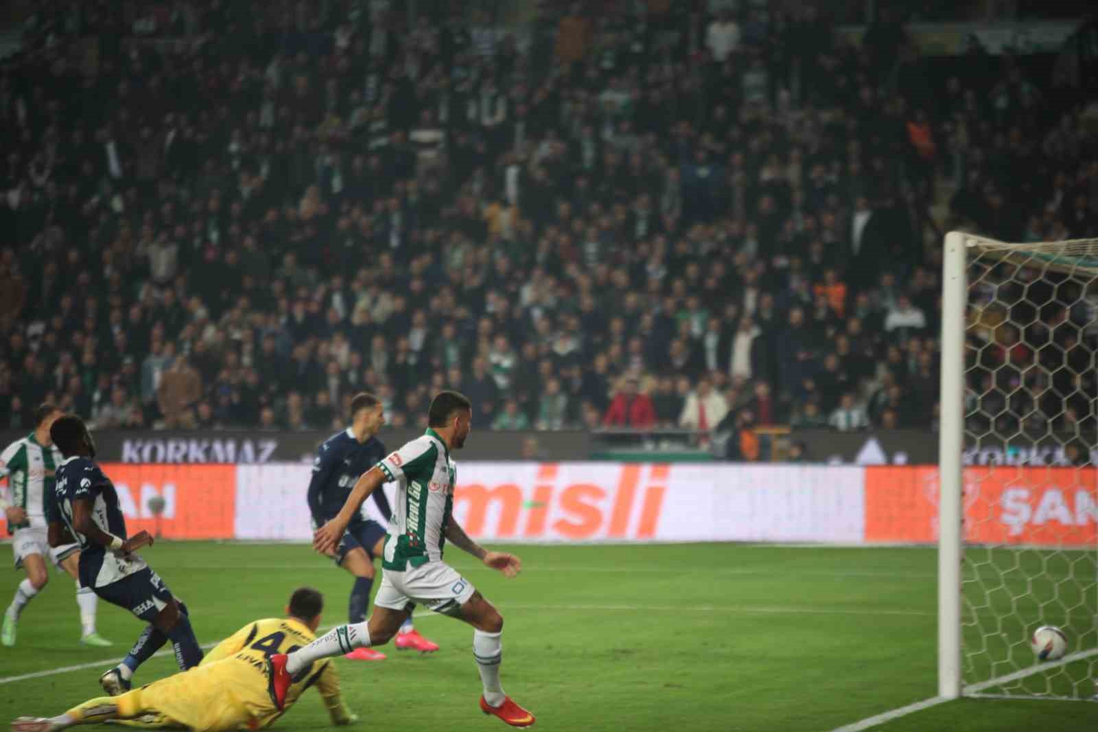 Trendyol Süper Lig: Konyaspor: 2 - Fenerbahçe: 2 (İlk yarı)
