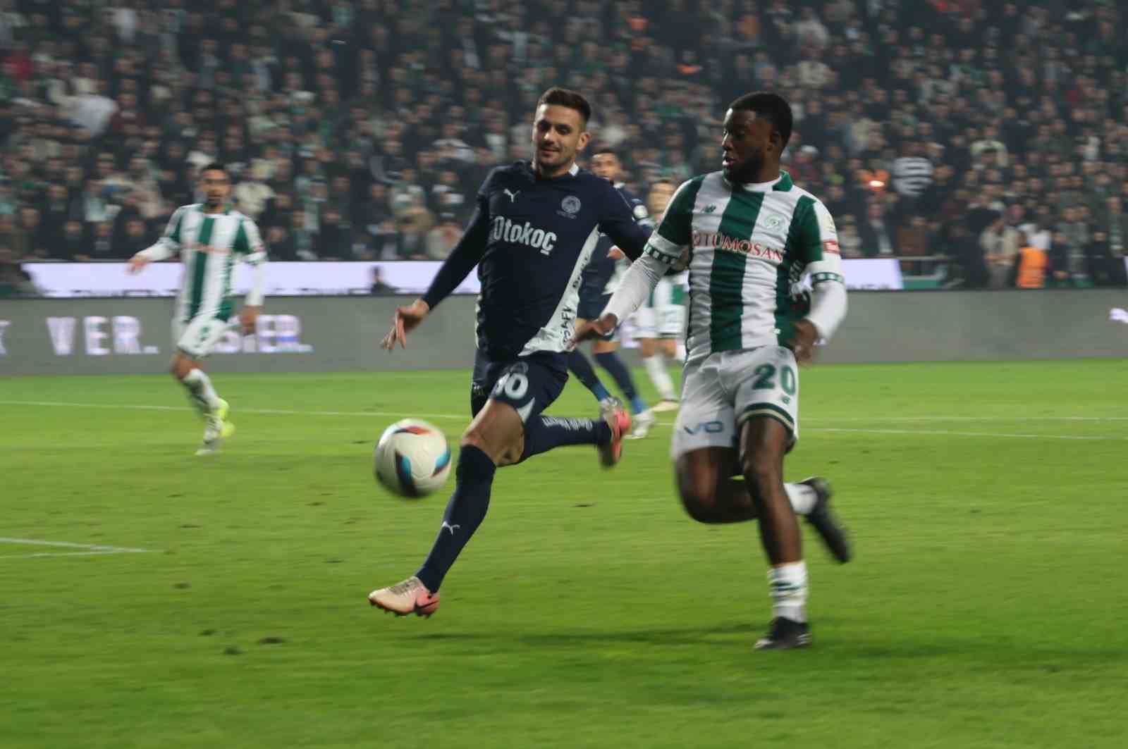 Trendyol Süper Lig: Konyaspor: 2 - Fenerbahçe: 2 (İlk yarı)
