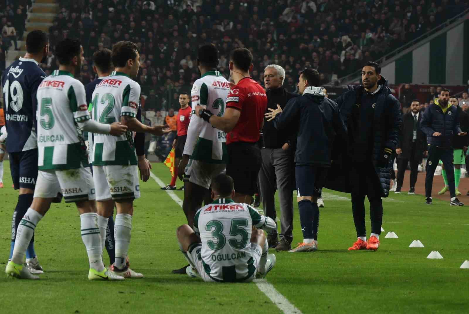 Trendyol Süper Lig: Konyaspor: 2 - Fenerbahçe: 2 (İlk yarı)
