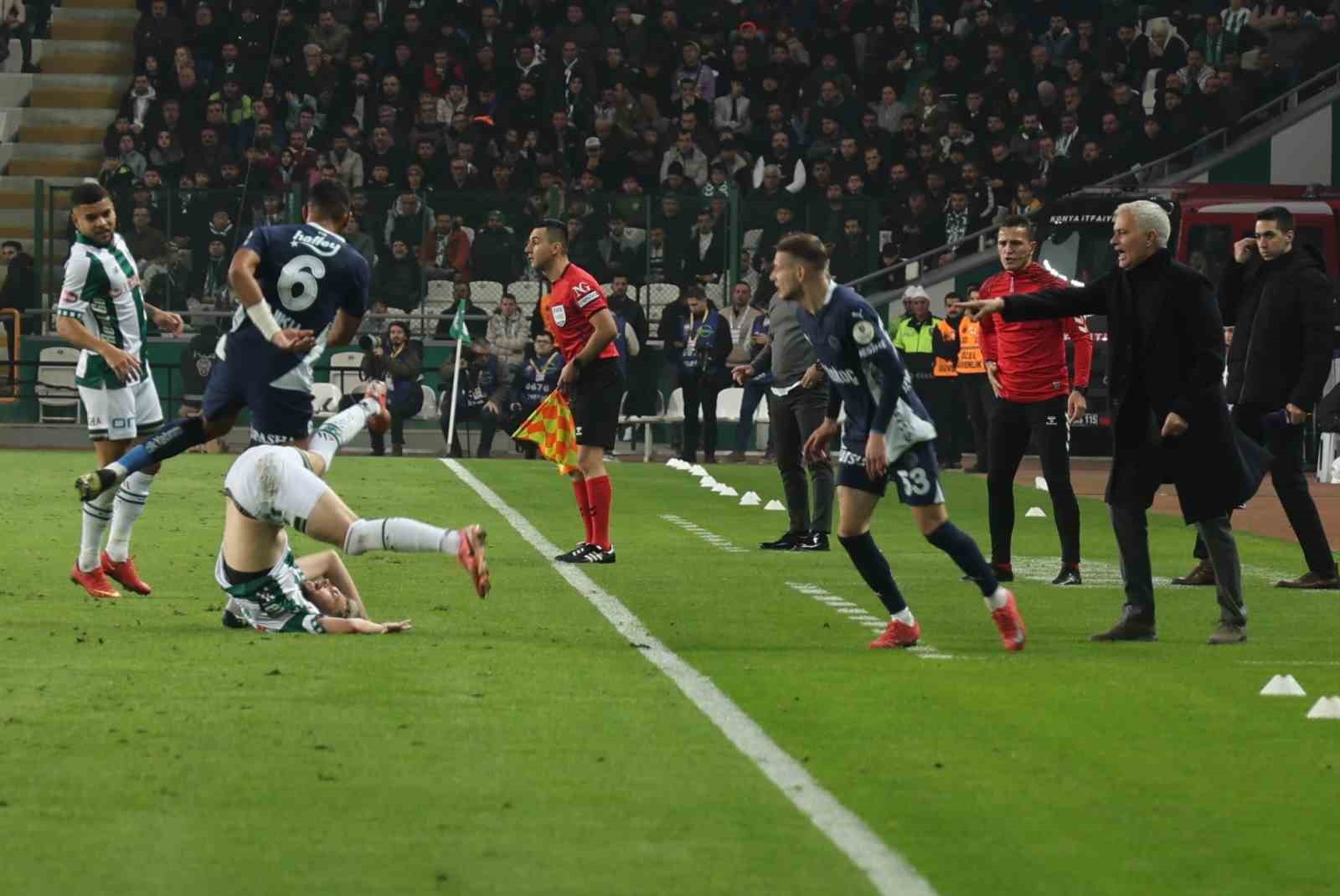 Trendyol Süper Lig: Konyaspor: 2 - Fenerbahçe: 2 (İlk yarı)
