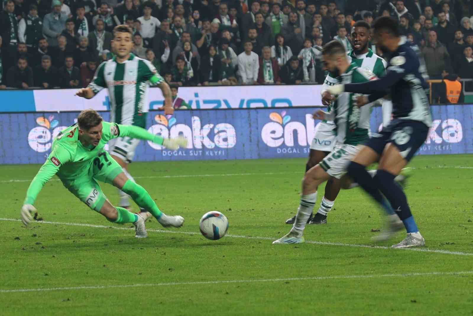 Trendyol Süper Lig: Konyaspor: 2 - Fenerbahçe: 2 (İlk yarı)
