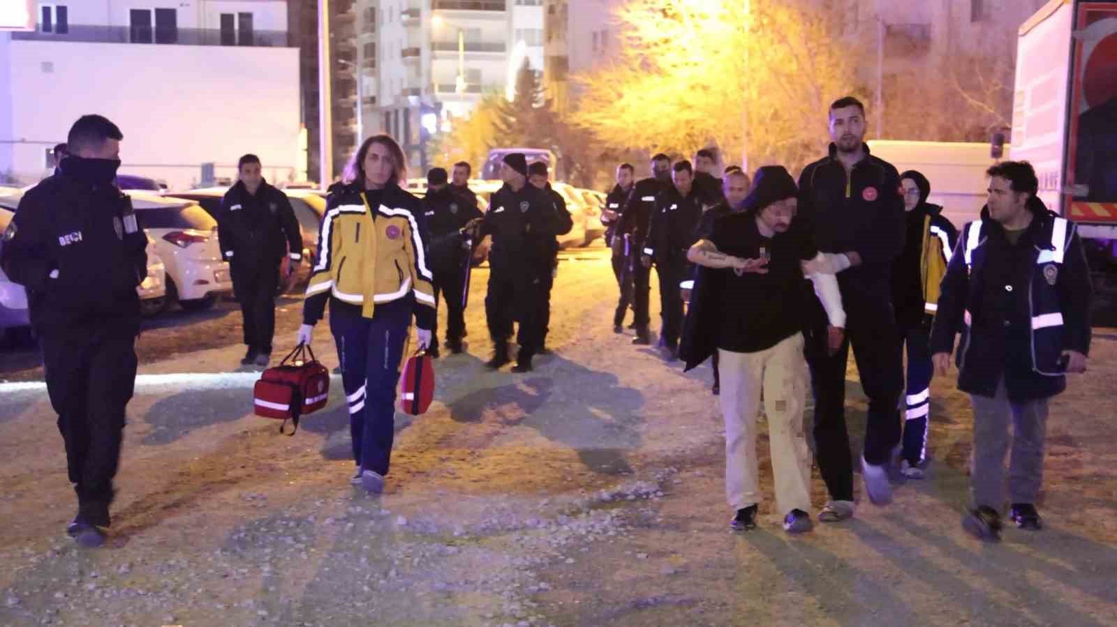 “Kaybedecek bir şeyim yok” diyen şahıs bıçakla kendini yaraladı
