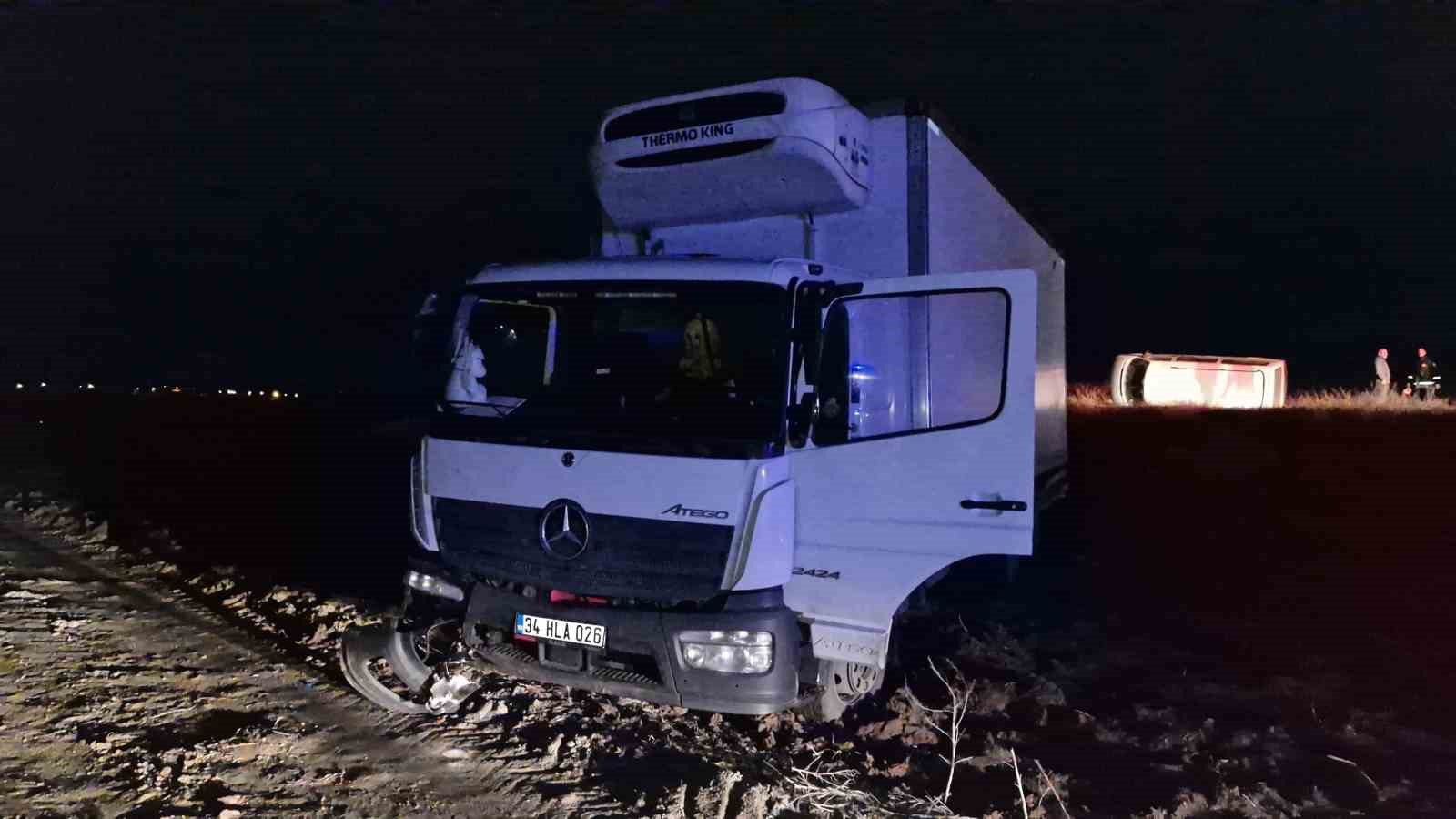 Kazaya müdahale eden trafik polisine kamyon çarptı
