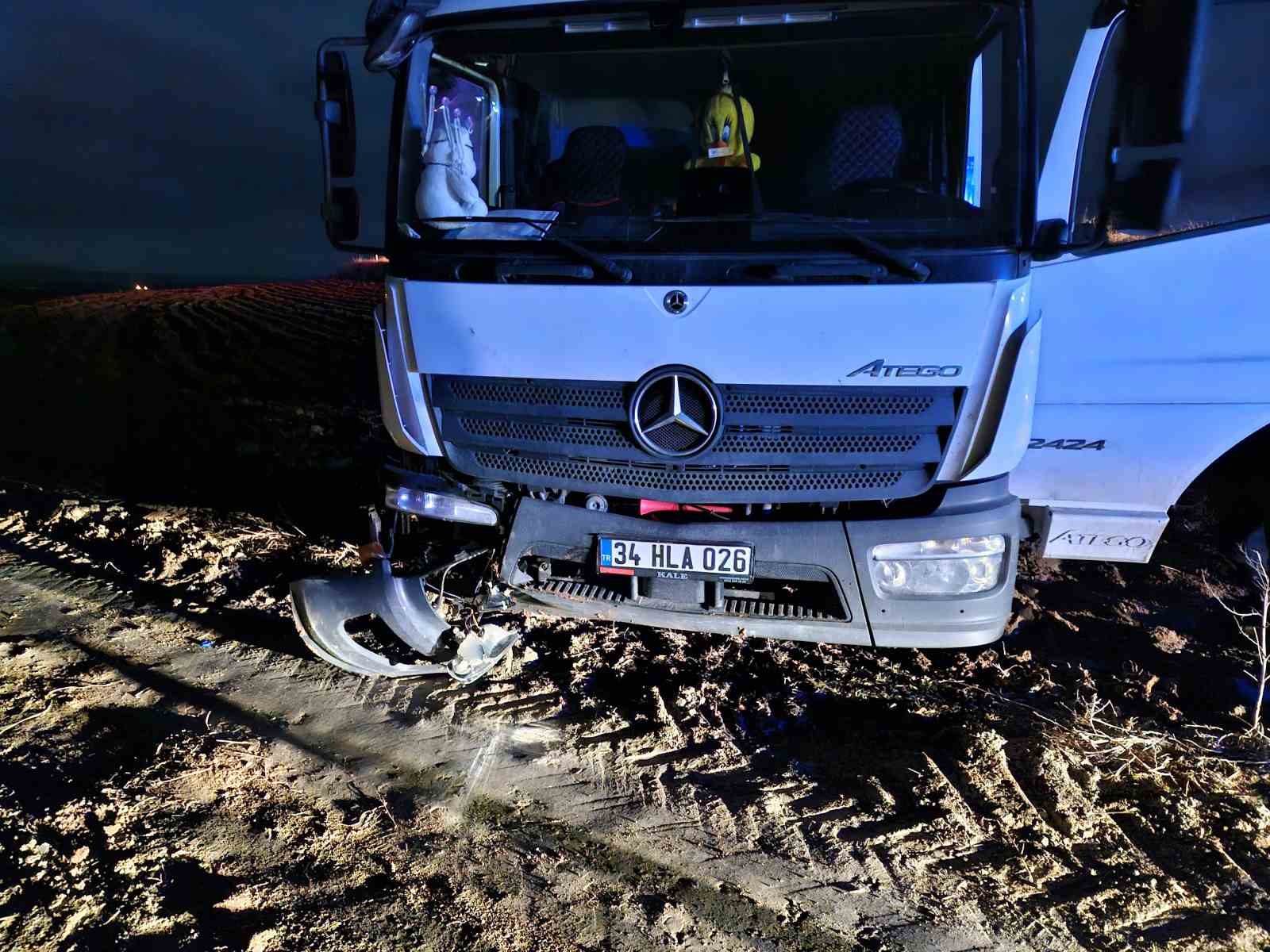 Kazaya müdahale eden trafik polisine kamyon çarptı
