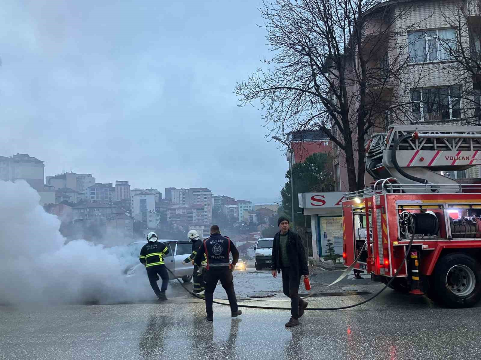 Bilecik’te seyir halindeki otomobil alev alev yandı
