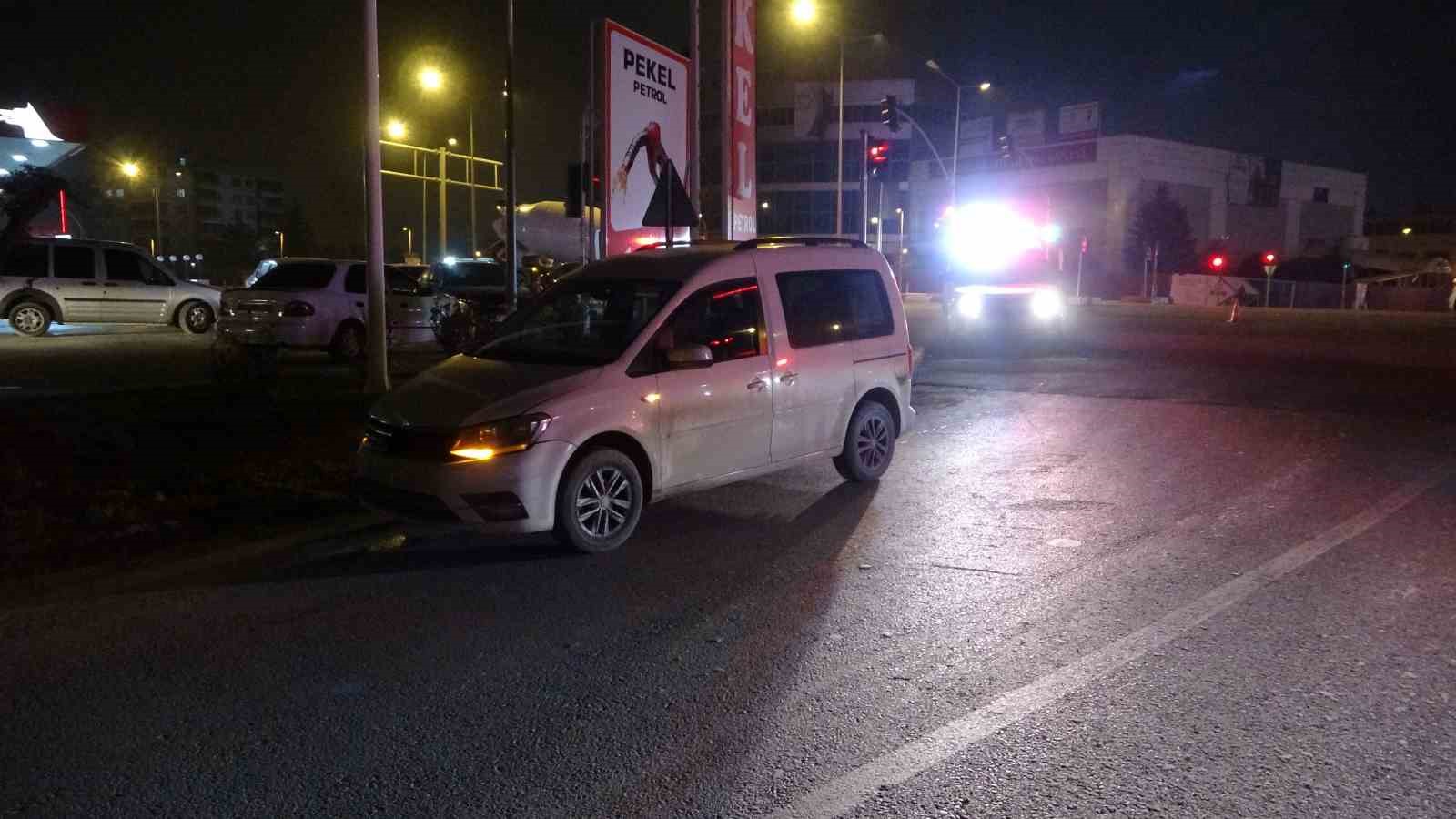 Malatya’da hafif ticari araç otomobille çarpıştı: 2 yaralı
