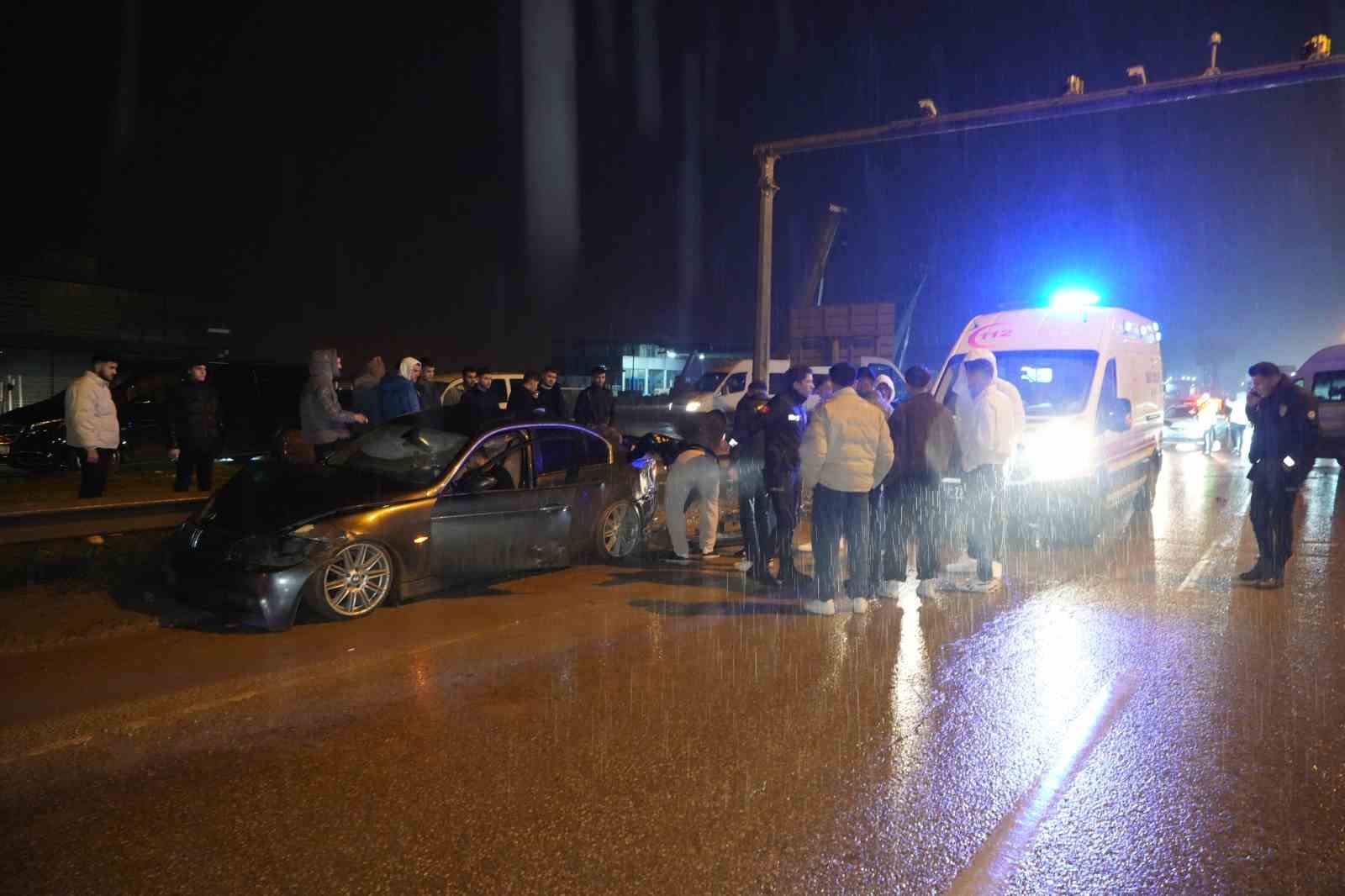 Yağmurun kayganlaştırdığı yolda zincirleme kaza: 1 yaralı
