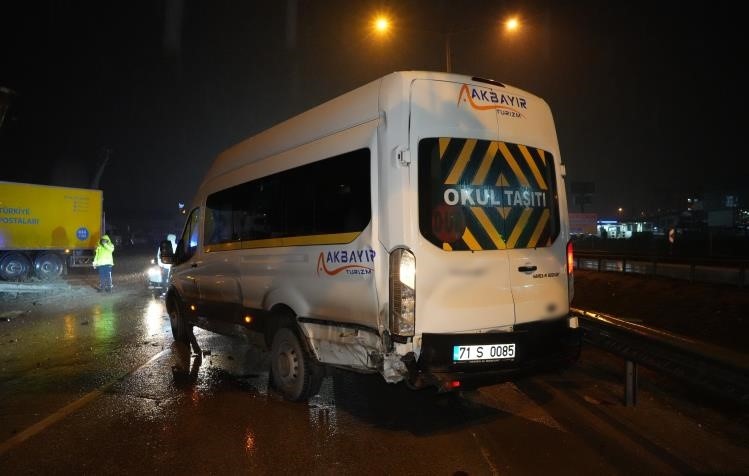 Yağmurun kayganlaştırdığı yolda zincirleme kaza: 1 yaralı
