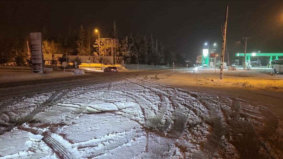 Kar kalınlığı 10 santimetreye ulaştı, okullar tatil edildi
