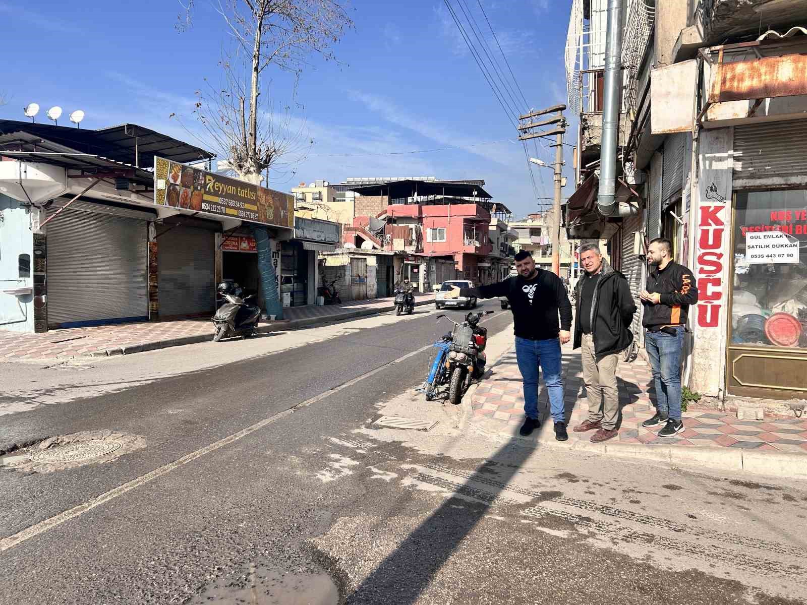 Sık sık kazaların yaşandığı dar sokakta, arka arkaya 3 kaza meydana geldi
