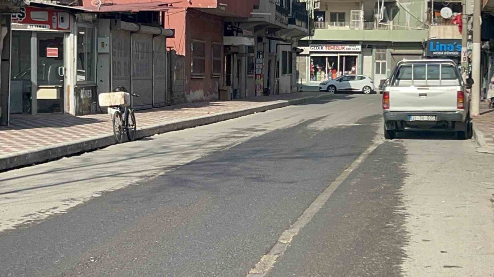 Sık sık kazaların yaşandığı dar sokakta, arka arkaya 3 kaza meydana geldi
