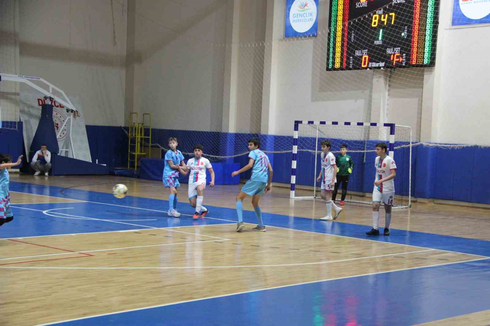 Düzce’de okul sporları futsal şampiyonası heyecanı sürüyor
